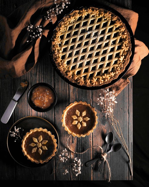 Quali sono i passaggi per una crostata di ricotta e visciola con frolla al cacao?
